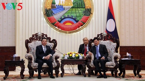 Laotischer Premierminister empfängt Delegation des vietnamesischen Finanzministeriums