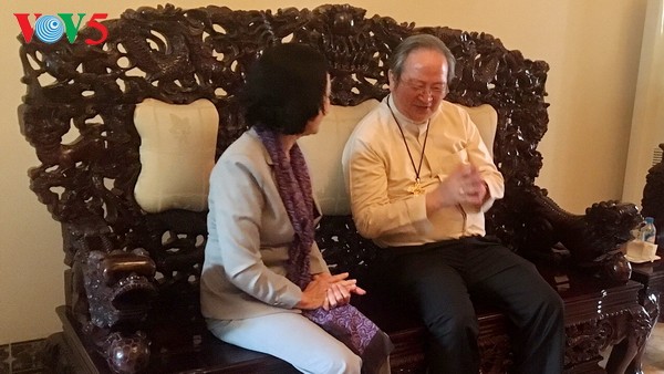 Leiterin der Zentralabteilung für Öffentlichkeitsarbeit Truong Thi Mai besucht Würdenträger