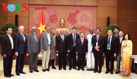 Vizeparlamentspräsident Uong Chu Luu empfängt Delegation der internationalen Genossenschaftsallianz