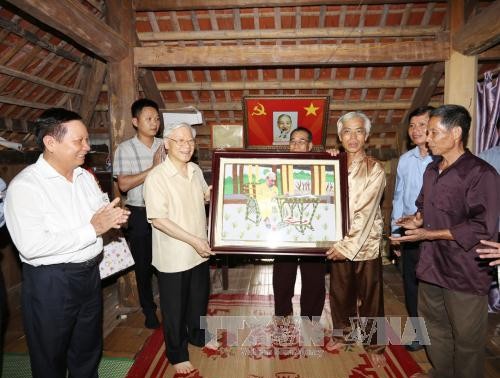 KPV-Generalsekretär Nguyen Phu Trong besucht Provinz Hoa Binh