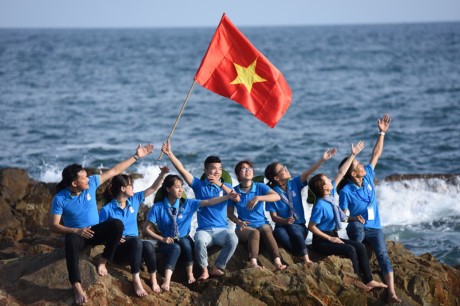 Vietnamesische Studenten mit dem Meer und den Insel des Vaterlandes 2017  