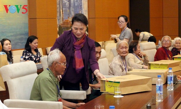 Parlamentspräsidentin Nguyen Thi Kim Ngan trifft Delegation der Heldenmütter der Provinz Ben Tre
