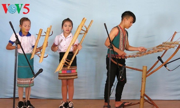 Volkslieder und traditionelle Instrumente der Xo Dang