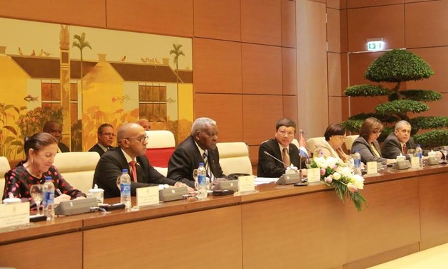 Parlamentspräsidentin Nguyen Thi Kim Ngan führt Gespräch mit dem kubanischen Parlamentspräsidenten