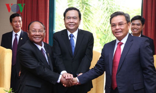 Vorsitzende der Vaterländischen Front Vietnams, Laos und Kambodschas treffen Jugendliche und Student