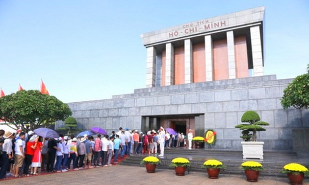 Fast 15.000 Menschen besuchen das Ho Chi Minh-Mausoleum zum Nationalfeiertag