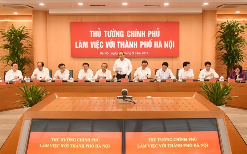 Premierminister Nguyen Xuan Phuc tagt mit Leitern der Stadt Hanoi