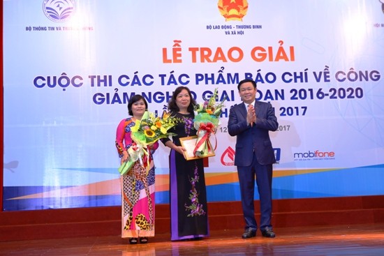 Vizepremierminister Vuong Dinh Hue startet den Pressewettbewerb über Armutsminderung 2018