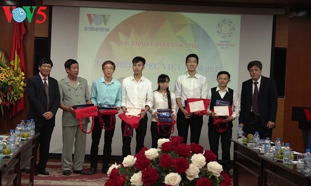 VOV überreicht Preise des Wettbewerbs über Wissen über APEC in Vietnam 2017