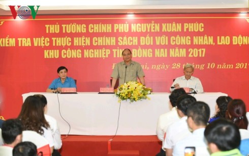 Premierminister Nguyen Xuan Phuc führt Gespräch mit Arbeitern der Provinz Dong Nai