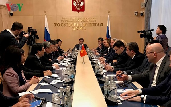 Hochrangige Delegation der KPV besucht Russland