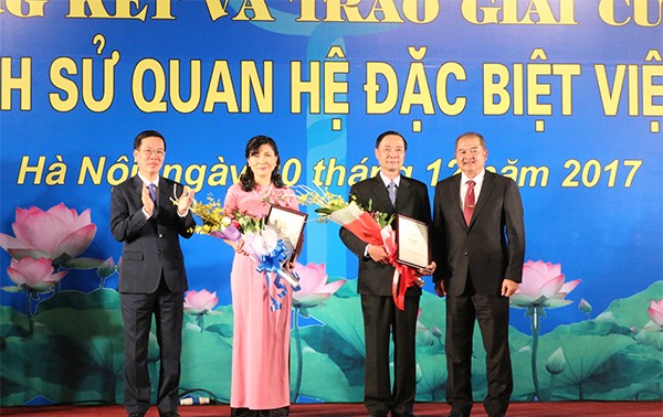 Preisverleihung für den Wissenwettbewerb über die besonderen Beziehungen zwischen Vietnam und Laos