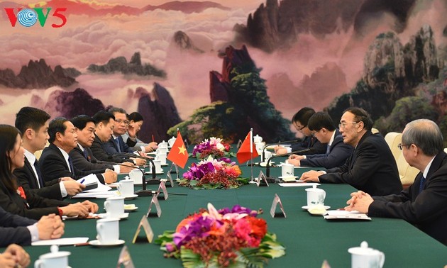  Vizeparlamentspräsident Do Ba Ty besucht China