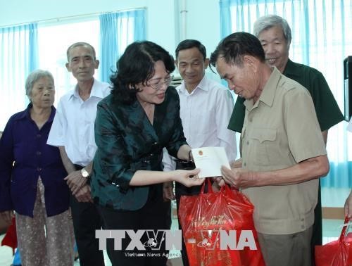 Vizestaatspräsidentin Dang Thi Ngoc Thinh besucht Familien der Heldenmütter in Provinz Binh Phuoc