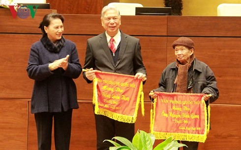 Parlamentspräsidentin Nguyen Thi Kim Ngan trifft ehemalige Abgeordneten