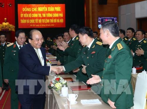 Premierminister Nguyen Xuan Phuc überprüft die Kampfbereitschaft des Kommandostabs der Stadt Hanoi
