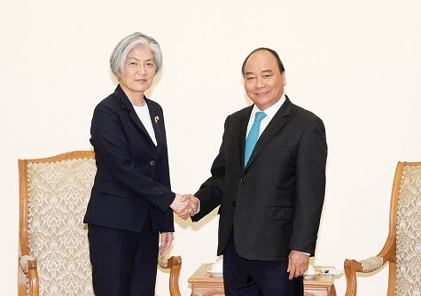 Premierminister Nguyen Xuan Phuc empfängt die südkoreanische Außenministerin