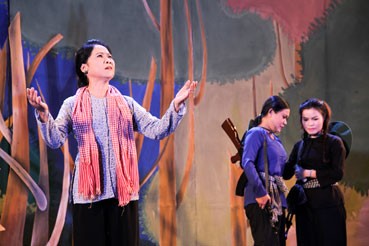Cai Luong-Theaterstück “Die weiße Pflaumenblüte” auf der Bühne in Can Tho
