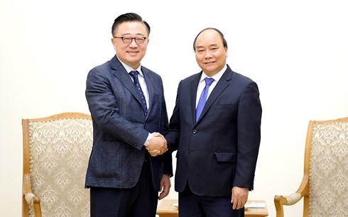 Premierminister Nguyen Xuan Phuc empfängt Samsung-Generaldirektor