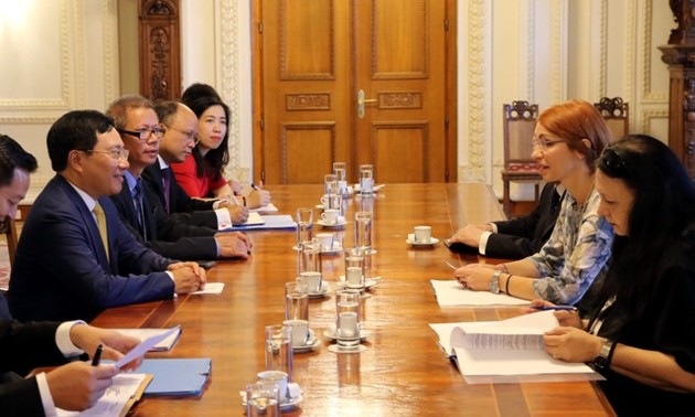Vizepremierminister und Außenminister Pham Binh Minh besucht Rumänien