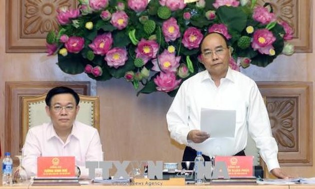Premierminister Nguyen Xuan Phuc nimmt an der Sitzung des Nationalrats für Währungspolitik teil