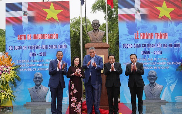Einweihung des Denkmals des Professors Juan Bosch in Hanoi – der erste Präsident der dominikanischen Republik