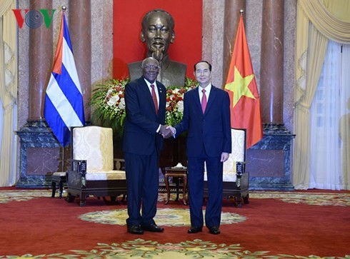 Staatspräsident Tran Dai Quang und Parlamentspräsidentin Nguyen Thi Kim Ngan empfangen den Vizepräsident des kubanischen Staatsrats