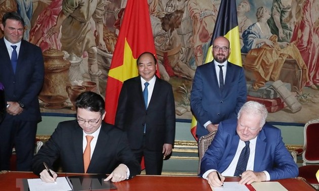 Premierminister Nguyen Xuan Phuc führt Gespräch mit dem belgischen Premierminister 