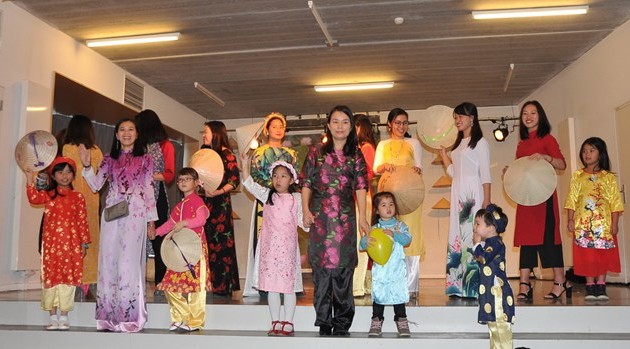 Modeschau für die Tracht Ao Dai beim vietnamesischen Familientag in Belgien