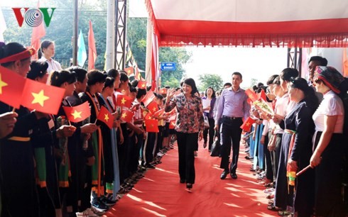 Vizestaatspräsidentin Dang Thi Ngoc Thinh nimmt am Festtag der Solidarität des Volkes teil