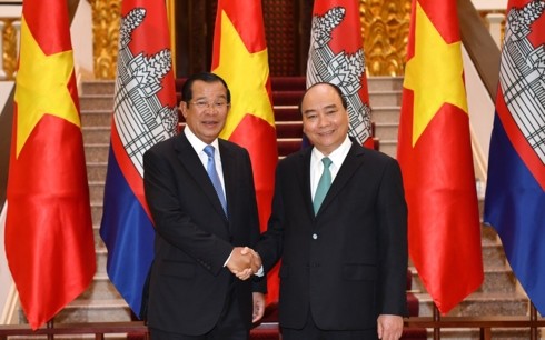 Premierminister Nguyen Xuan Phuc führt Gespräch mit dem kambodschanischen Premierminister
