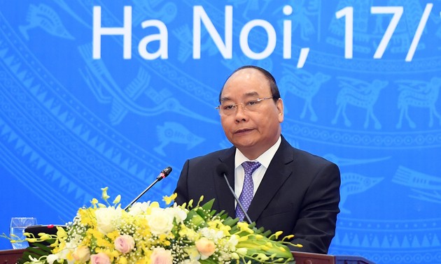 Premierminister Nguyen Xuan Phuc nimmt an Bilanzkonferenz der Industrie- und Handelsbranche teil