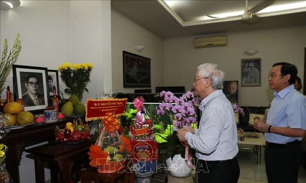 KPV-Generalsekretär Nguyen Phu Trong zündet Räucherstäbchen für KPV-Generalsekretär Nguyen Van Linh an