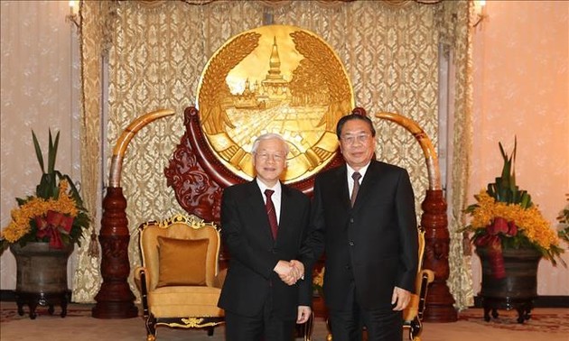 KPV-Generalsekretär Nguyen Phu Trong trifft den ehemaligen laotischen Generalsekretär und Staatspräsident Choumaly Sayasone