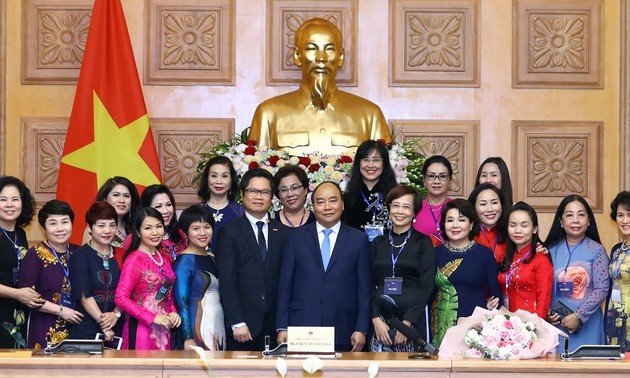 Premierminister Nguyen Xuan Phuc trifft vorbildliche Unternehmerinnen