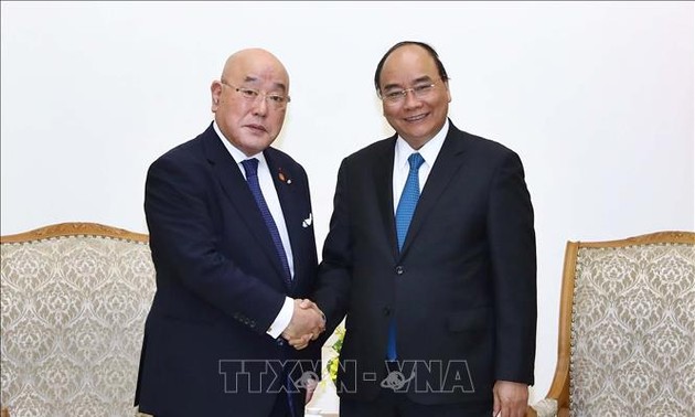 Premierminister Nguyen Xuan Phuc empfängt den Sonderberater des japanischen Premierministers Isao Ijima