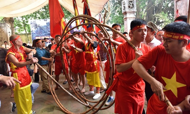 Ritual vom Tauziehen am Tempel-Tran Vu in Hanoi
