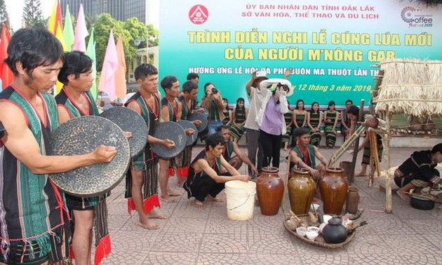 Gebetszeremonie für den neuen Reis der Volksgruppe M’nong Gar