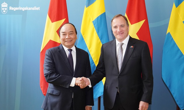  Premierminister Nguyen Xuan Phuc führt Gespräch mit schwedischen Premierminister