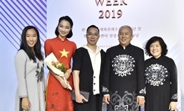 Eindruck der vietnamesischen Tracht Ao Dai bei der ASEAN-Woche 2019