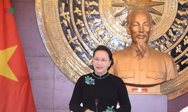 Parlamentspräsidentin trifft Mitarbeiter der vietnamesischen Botschaft in China 
