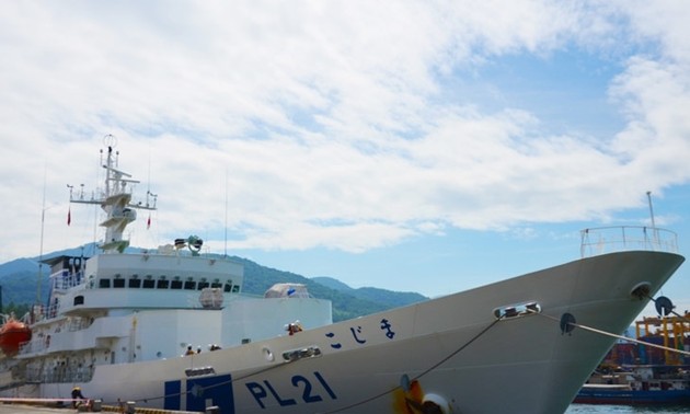 Leiter in Da Nang empfängt Besatzungsmitglieder des Schiffes der japanischen Küstenwache
