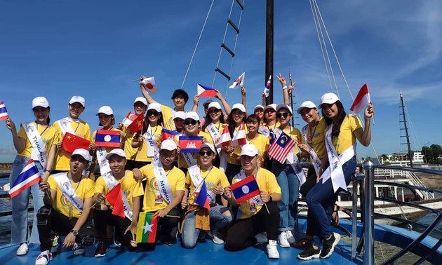 Teilnehmer des „Gesangswettbewerbs ASEAN+3” reisen zur Ha-Long-Bucht