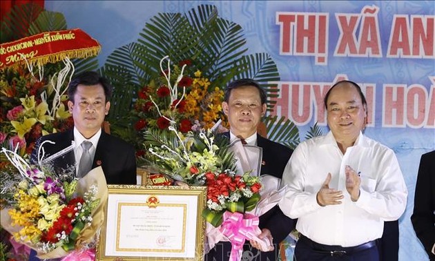 Premierminister Nguyen Xuan Phuc zu Gast bei der Anerkennung der modernisierten Kreisstadt An Nhon