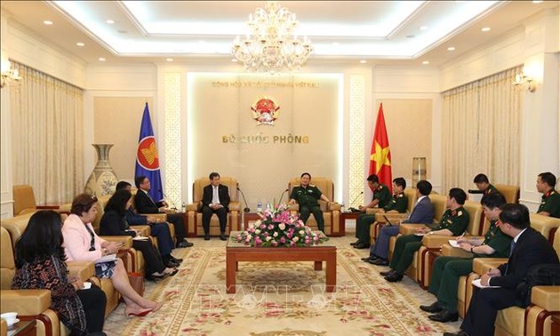 Verteidigungsminister Ngo Xuan Lich empfängt Delegation des ASEAN-Generalsekretärs