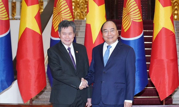 Premierminister Nguyen Xuan Phuc empfängt den ASEAN-Generalsekretär 