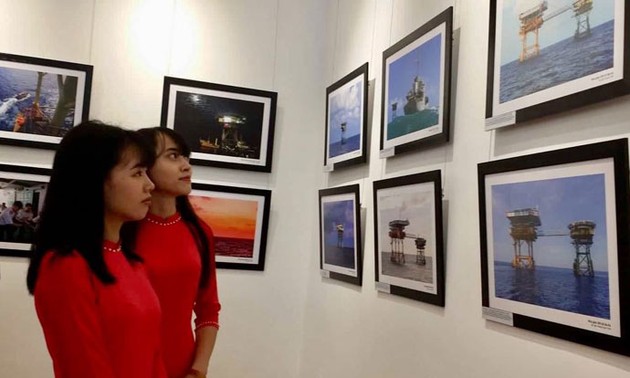 Buchpräsentation und Eröffnung der Fotoausstellung über Inselgruppe Truong Sa und den Wachturm DK1