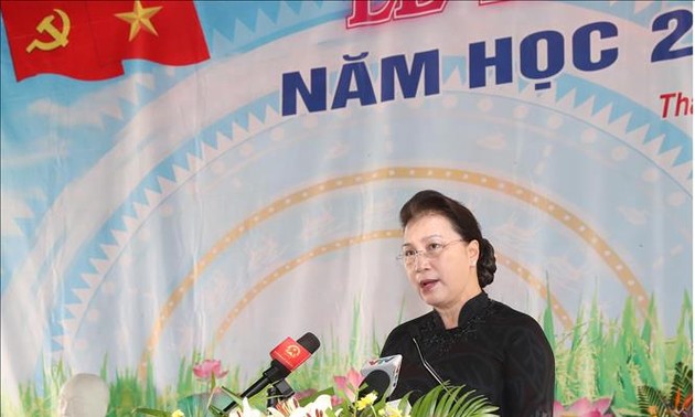 Parlamentspräsidentin Nguyen Thi Kim Ngan zu Gast beim neuen Schuljahr in Dong Thap