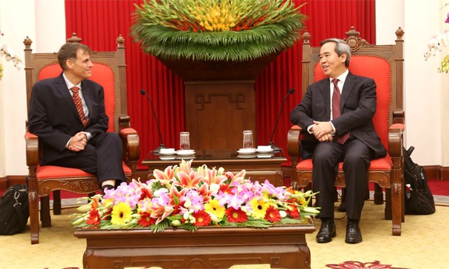 Leiter des Wirtschaftskomitees der KPV Nguyen Van Binh empfängt den Vizeassistent des US-Finanzministers 