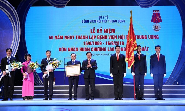 Vizepremierminister Pham Binh Minh zu Gast bei 50. Gründungstag des Zentralkrankenhaus für Endokrinologie